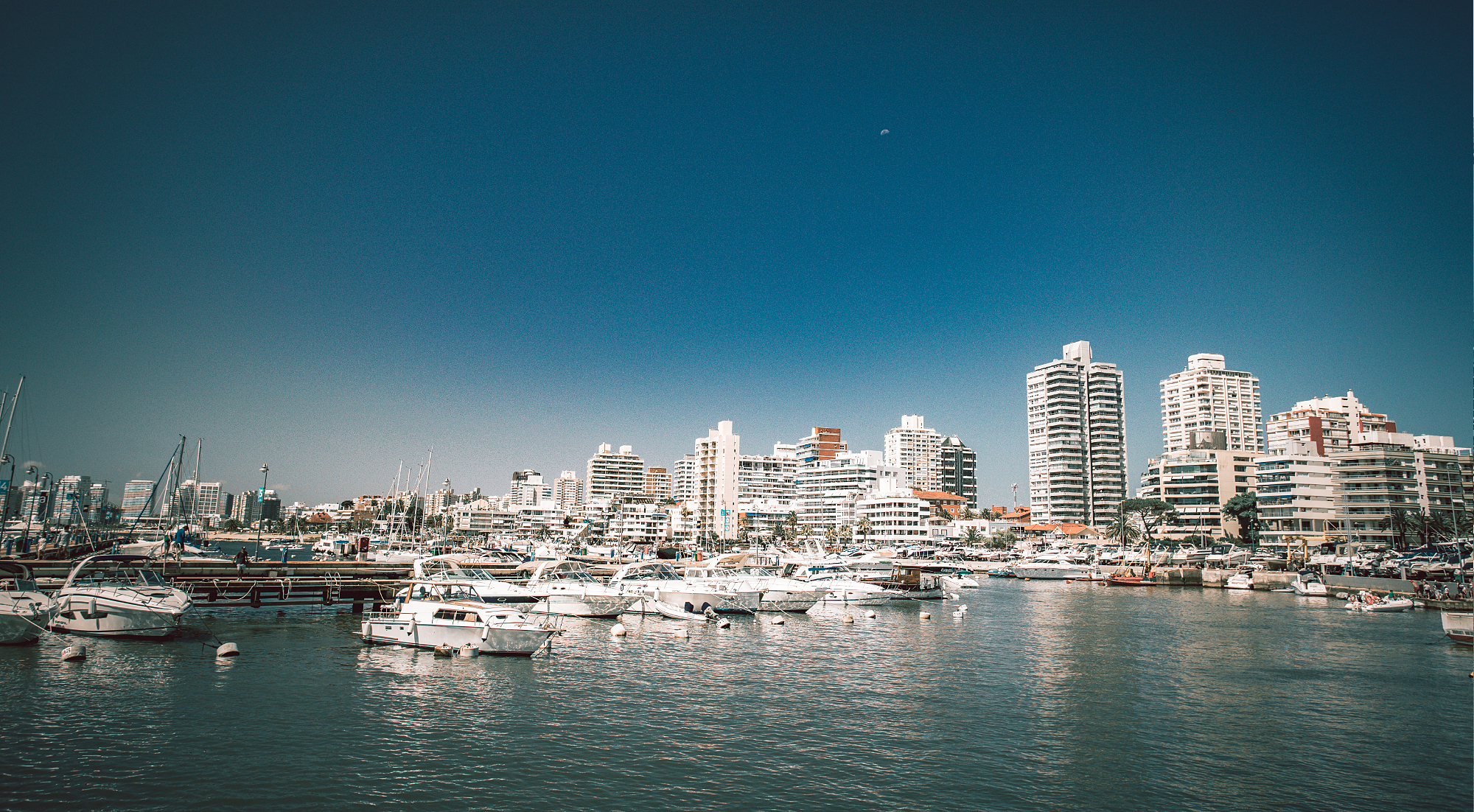 Straße mit Häusern